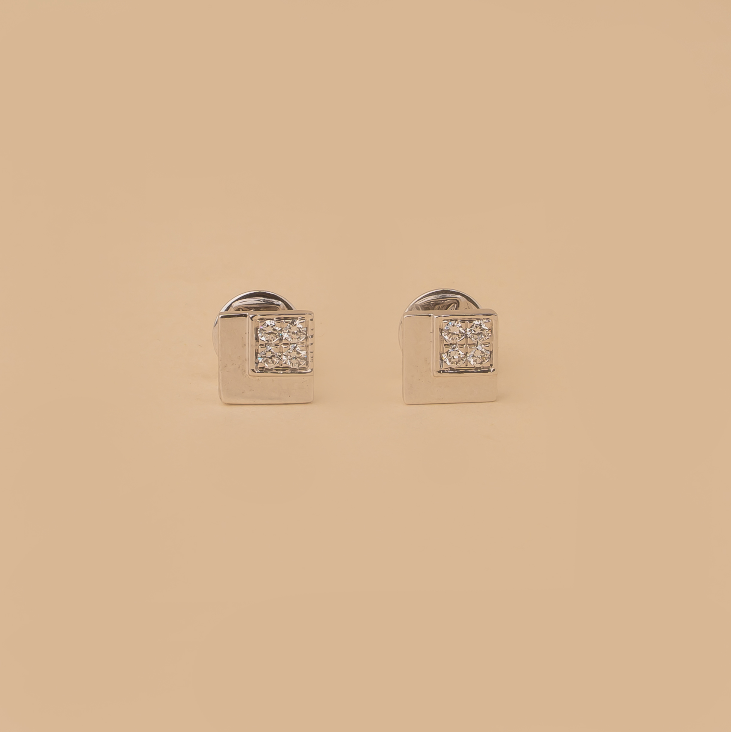 WHITE GOLD CLASSIC SQUARE STUDS DIAMOMD