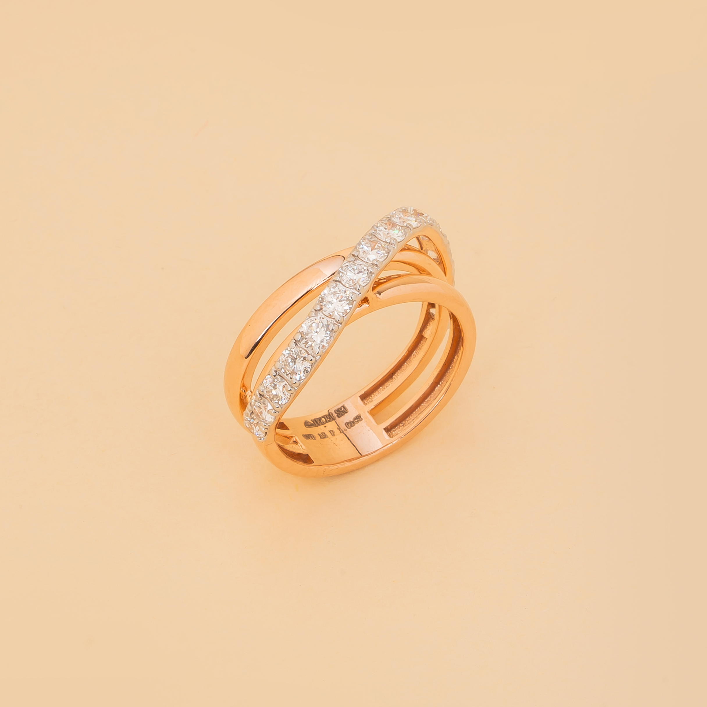 LUXE CREST DIAMOND RING